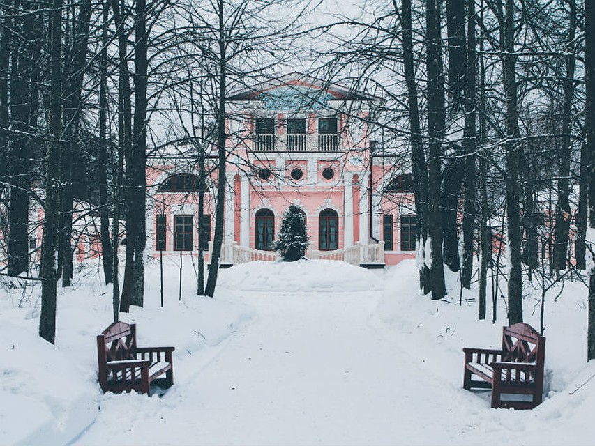 В парке у прекрасной усадьбы Брянчаниновых можно найти клад. Фото: Илья КРУШЕВСКИЙ