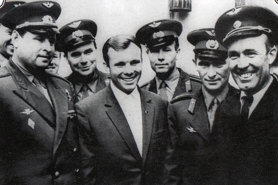 Юрий Гагарин с друзьями-однокашниками по училищу.