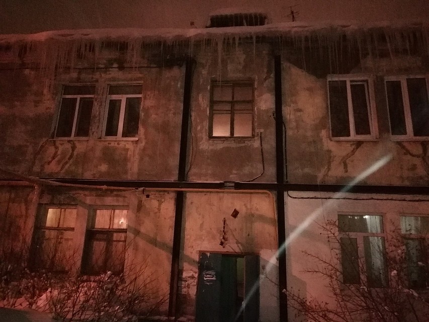 В старом двухэтажном доме никогда не проводили ремонтные работы