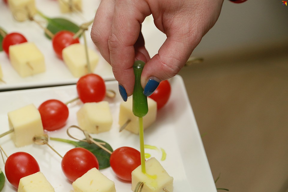 Эффектные и вкусные закуски на столе – не обязательно дорогие Фото: Олег УКЛАДОВ