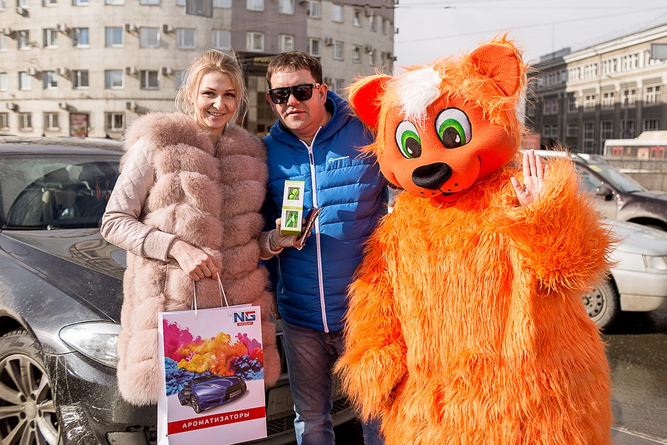 Челябинских автомобилисток поздравили с 8 Марта Фото: Валентина ВАГАНОВА