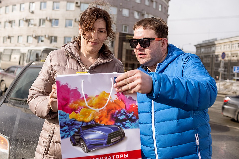 Челябинских автомобилисток поздравили с 8 Марта Фото: Валентина ВАГАНОВА