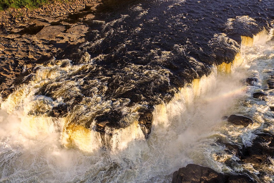 Большой Курейский водопад - самый мощный в России по водосбросу. Фото: Евгений САЗОНОВ