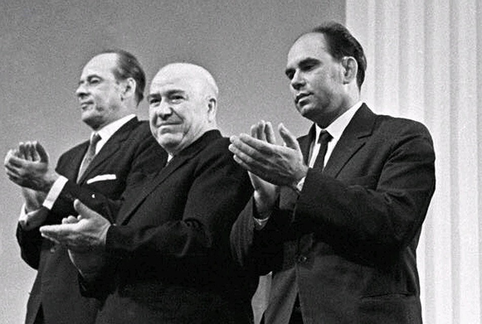 В 1964 году книге журналиста «Комсомольской правды» Василия Пескова «Шаги по росе» была присуждена Ленинская премия.
