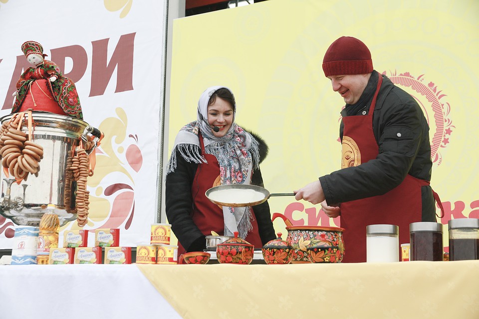 Виктор Томенко печет блины Фото: Олег УКЛАДОВ