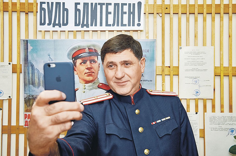 Нет, фантастики не будет - Сергей Пускепалис делал айфоном селфи в образе из 50-х только в перерывах. Фото: Первый канал