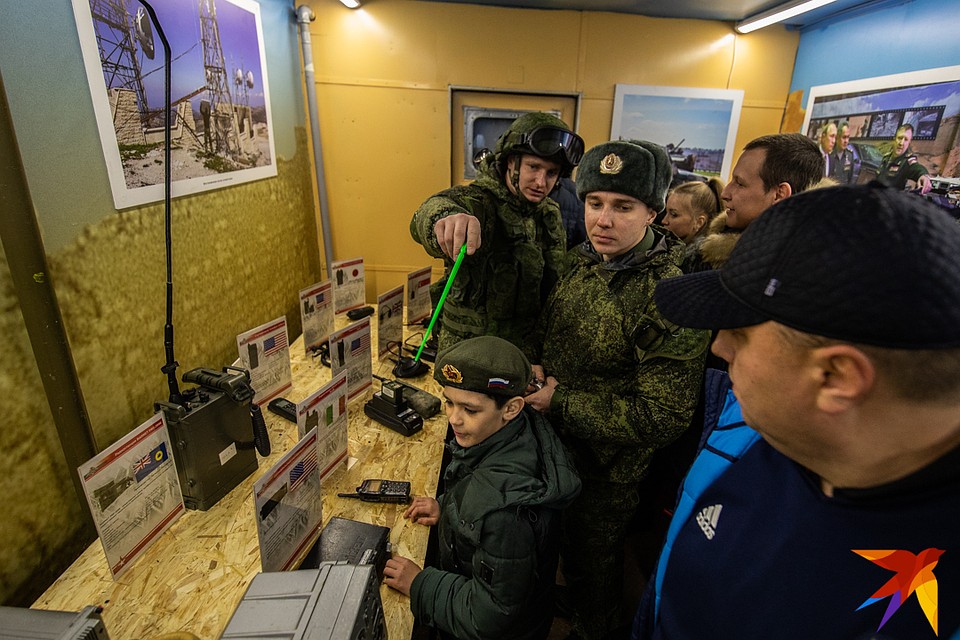 Изъятые у боевиков рации. Фото: Андрей АБРАМОВ