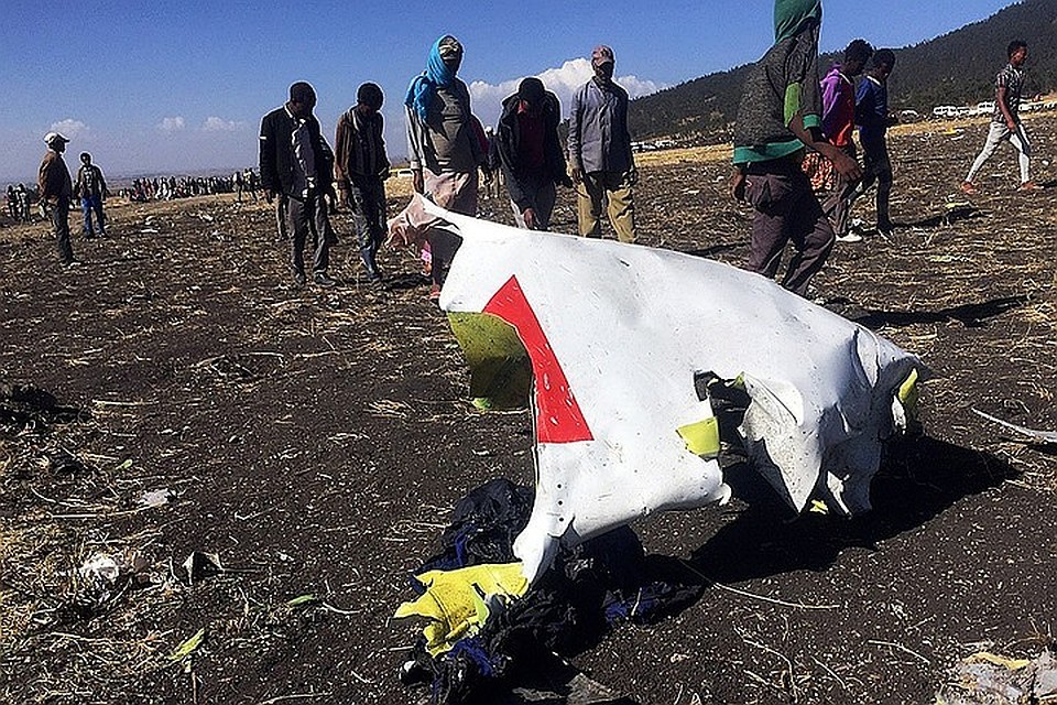 На месте крушения самолета Boeing 737 Max 800 в Эфиопии. Фото: REUTERS