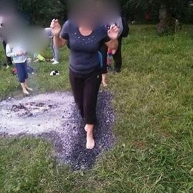 После занятий учительница вместе со своими друзьями устраивала хождение по углям.