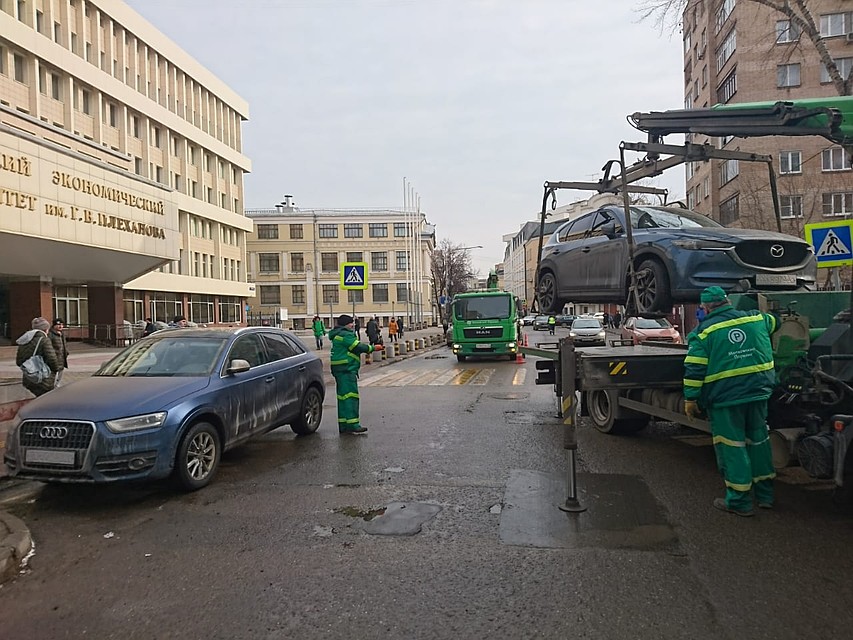 Эвакуация автомобилей в Москве. Фото: АМПП