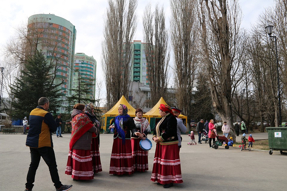Музыканты и певцы очень щедры на подарки. Фото: Галина КОВАЛЕНКО
