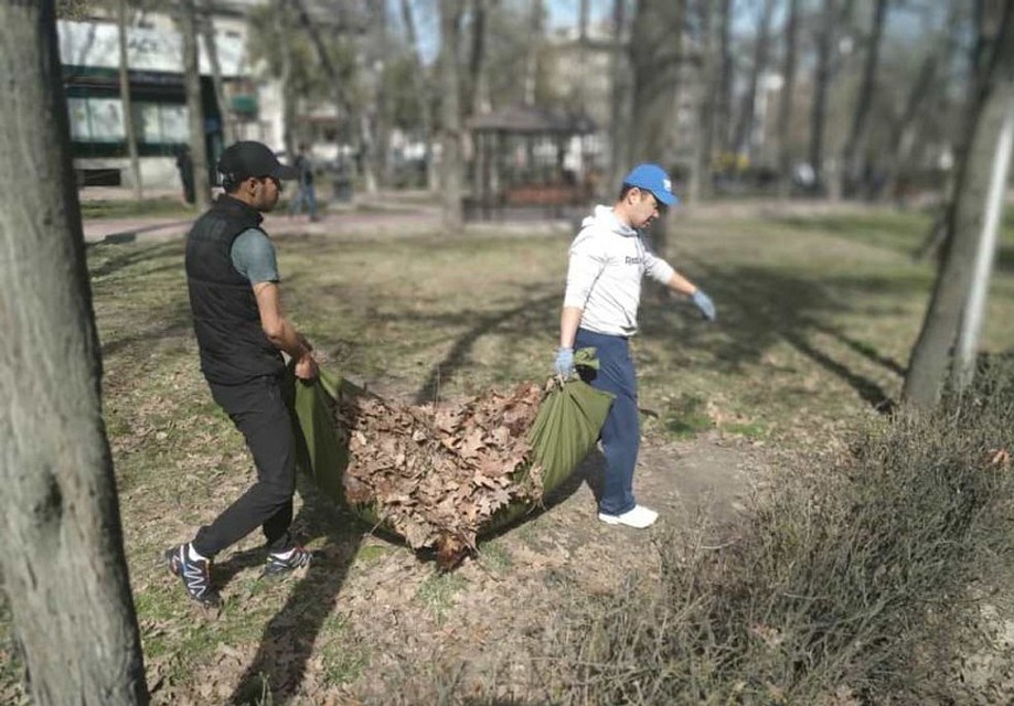 До обеда было вывезено более 280 кубометров мусора. Фото: meria.kg