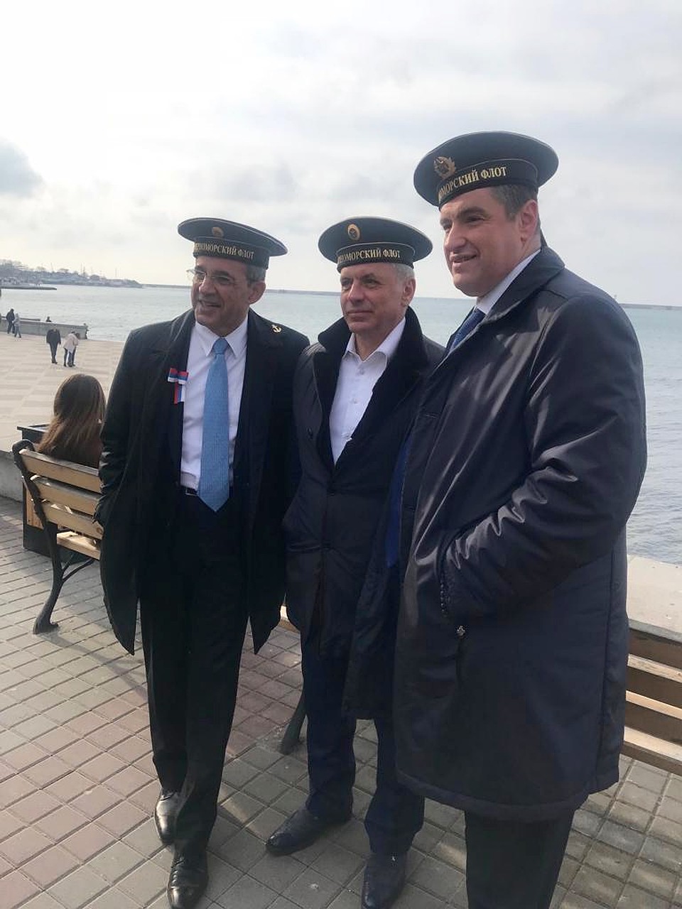 В Севастополе Владимир Константинов, Тьерри Мариани и Леонид Слуцкий примерили бескозырки. Фото: Диана Рудакова