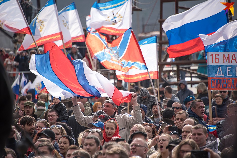 Тысячи людей собрались на площадке у горы Гасфорта Фото: Анна САДОВНИКОВА