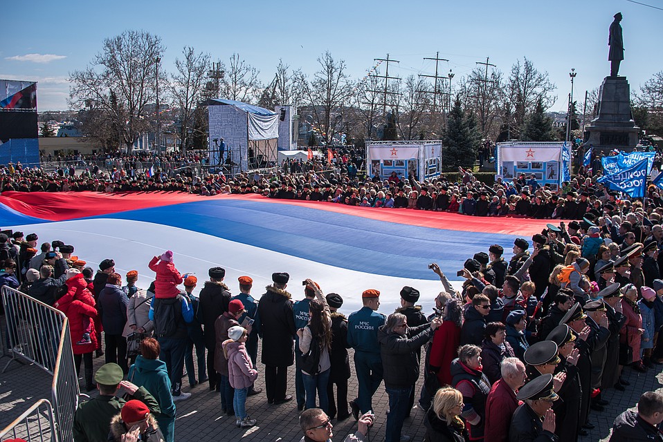 На площади развернули огромный триколор РФ. Фото: Анна САДОВНИКОВА