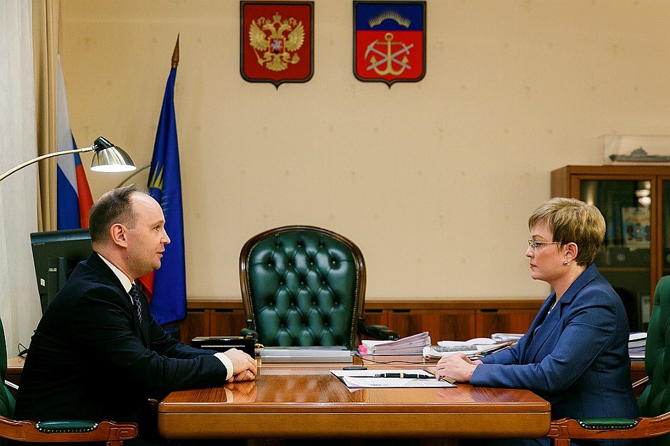 Буквально недавно Марина Ковтун обсуждала с председателем регионального избиркома Антоном Богомоловым грядущие выборы губернатора. Фото: правительство Мурманской области.