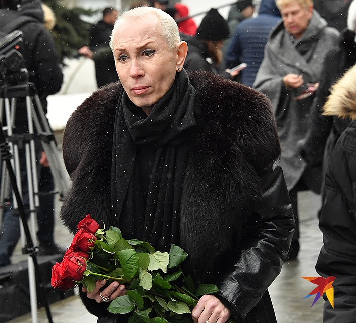 На прощание с Юлией Началовой Александр Песков принес алые розы. Фото: Владимир ВЕЛЕНГУРИН