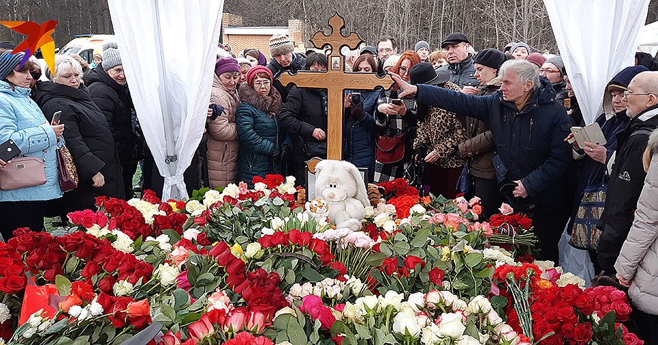 Могилу Юлии Началовой усыпали цветами. Фото: Владимир ВЕЛЕНГУРИН