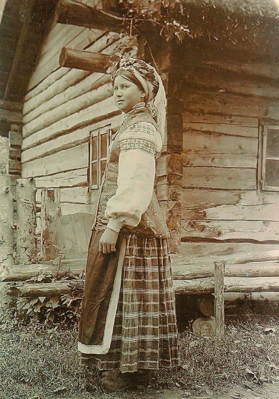 Красавица-невеста из-под Слуцка на фото начала ХХ века снята фотографом Исааком Сербовым. Фото: Архив