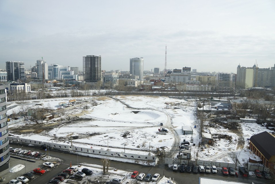 На месте башни осталась огромная яма.