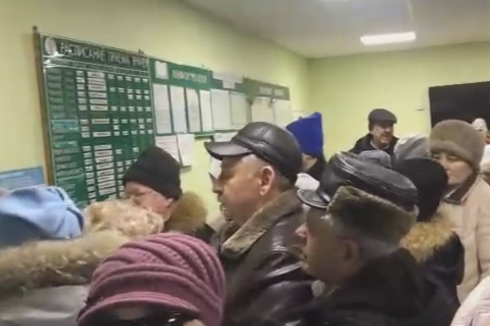 Очередь в ковдорской поликлинике шокировала Андрея Чибиса. Чиновникам придется держать ответ и за это, и за медицину в целом. Фото: Блогер51