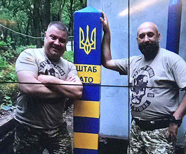 Одна из фотографий, показанных во время пресс-конференции: Василий Прозоров (слева) и замкомандующего ССО ВСУ Сергей Кривонос. Фото: Александр КОЦ