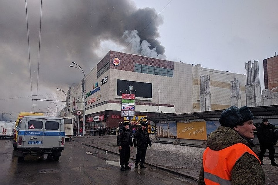 Пожар на четвертом этаже торгового центра начался в воскресенье, в 16.00. В «Зимней вишне» было много детей, которые отмечали начало каникул Фото: Полина ПРИЛУЦКАЯ
