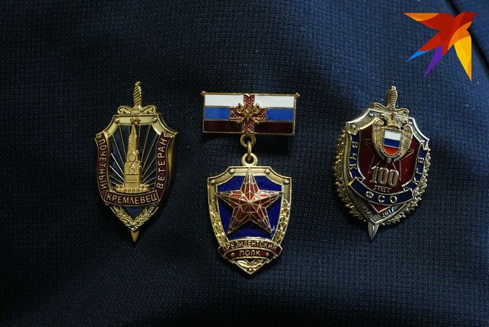 Нагрудные знаки Жоржа Токарева. Такие, как тот, что в центре, получали лишь те, кто в свое время прошел службу в «Президентском Полку». Фото: Алексей БУЛАТОВ