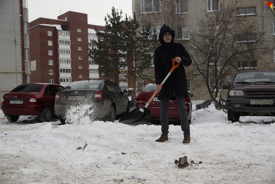 В качестве обязательных работ Влад убирал снег в Березовском Фото: Алексей БУЛАТОВ