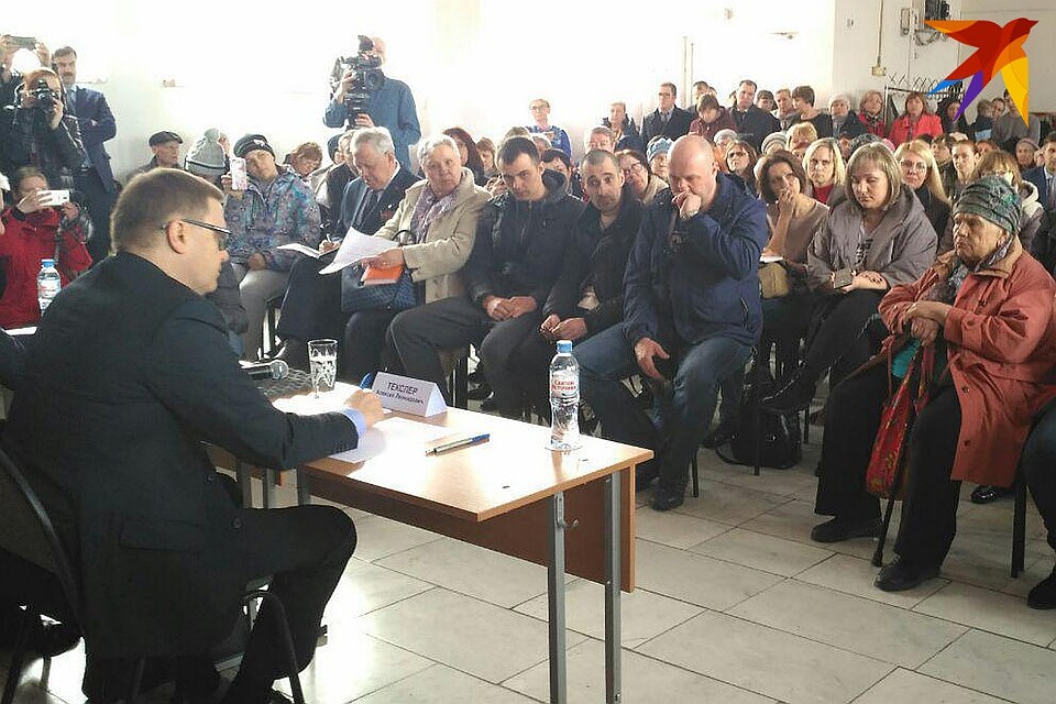 Врио губернатора Челябинской области Алексей Текслер встретился с жильцами дома. Фото: Ульяна ШЕВЧЕНКО