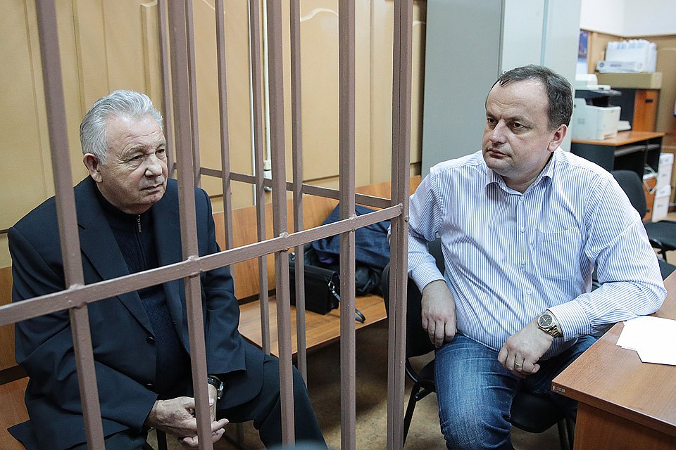 Бывший губернатор Хабаровского края Виктор Ишаев и его адвокат Павел Зайцев перед началом судебного заседания. Фото Сергей Бобылев/ТАСС