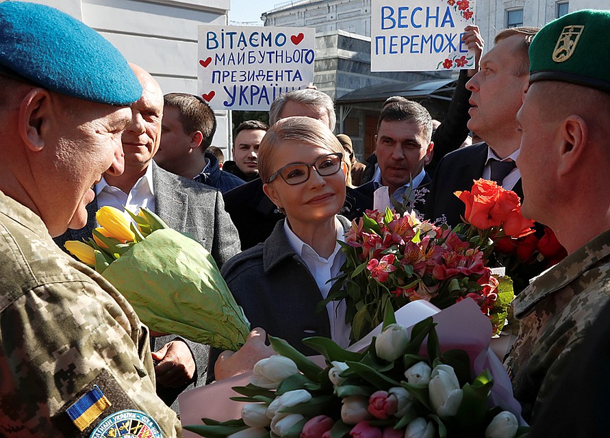 Тимошенко голосовала в лицее №100 на Подоле Фото: REUTERS