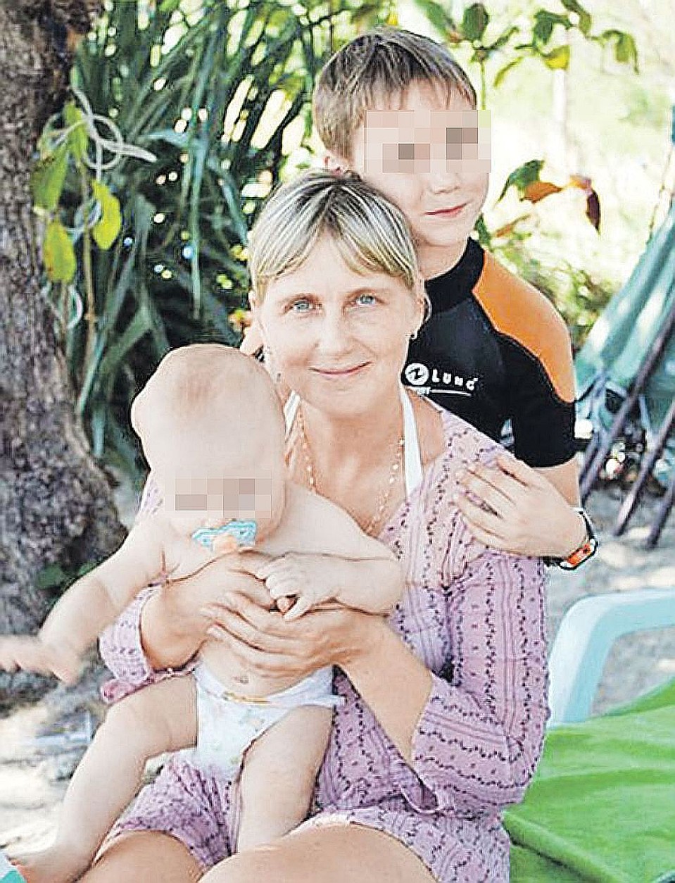 Елена вместе со средним сыном Даниилом и одним из младших двойняшек, Ваней