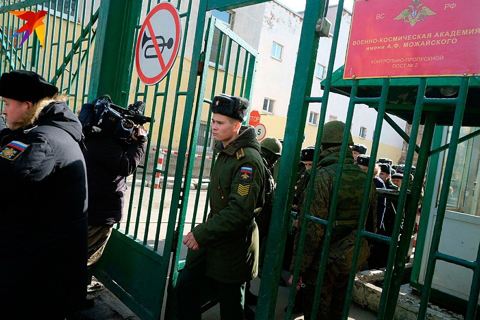 Курсантов срочно эвакуировали из Военно-космической академии имени Можайского. Фото: Артем КИЛЬКИН