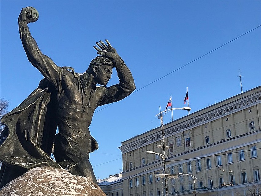 Памятник Герою СССР Анатолию Бредову у здания, где расположилась приёмная губернатора Мурманской области. Фото: Владимир ВОРСОБИН
