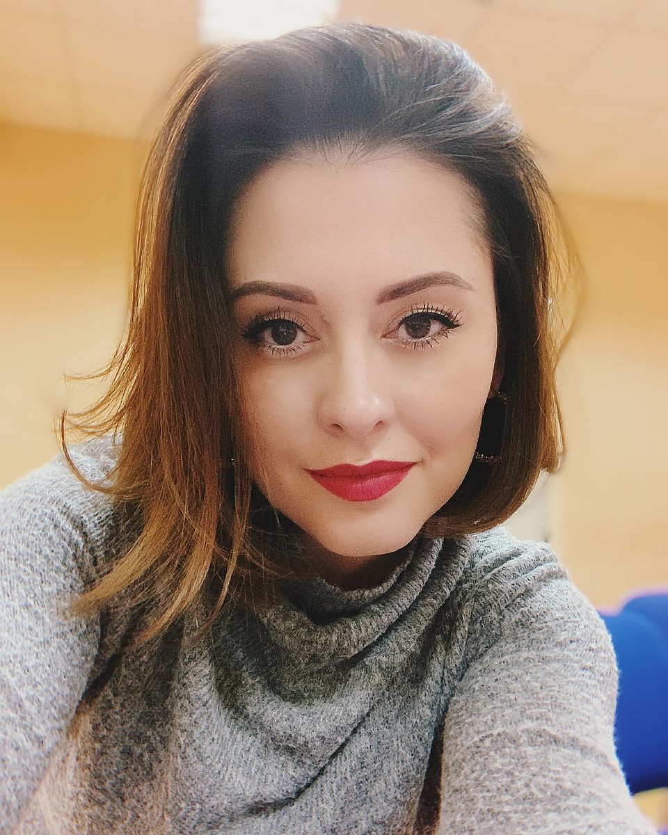 Марина Кравченко без сценического грима выглядит лет на 10 моложе.