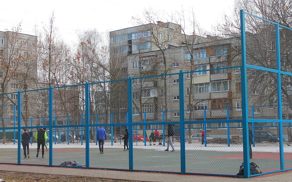 Спортивная площадка во дворе активно используется подростками Фото: Владимир ФРОЛОВ
