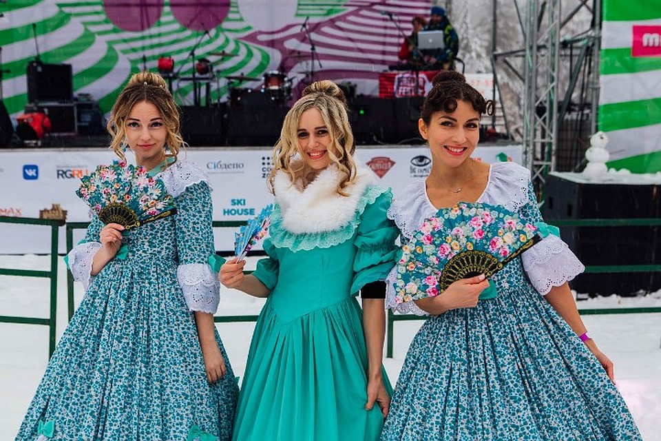 Участники карнавального спуска. ФОТО: vk.com, "Grelka Fest | Шерегеш"