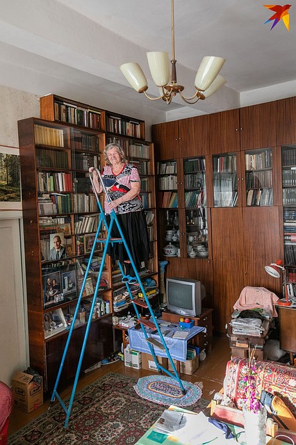 Чтобы достать книги с верхних полок, нужна стремянка. Это вам не хрущевки и не современные панельки! Фото: Павел МАРТИНЧИК