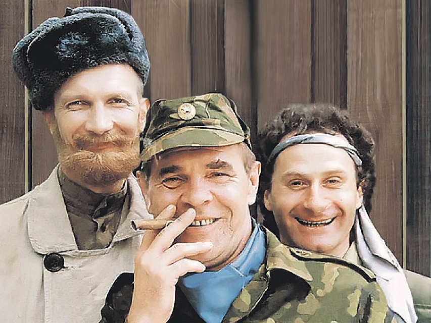 Любимым персонажем зрителей стал генерал Иволгин, начинавший каждый тост с «ну». Фото: Постер фильма