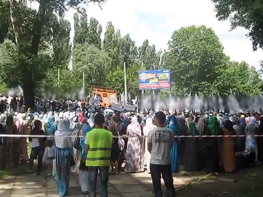 Митинги охраняла так называемая "шариатская полиция" в светоотражающих жилетах. Фото: скриншот YouTube
