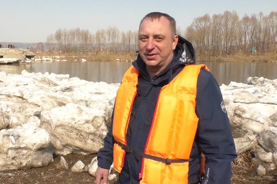 Сергей Колчев руководил спасательной операцией и страховал казака с берега. Фото: кадр видео телеканала РЕН ТВ Мыски.