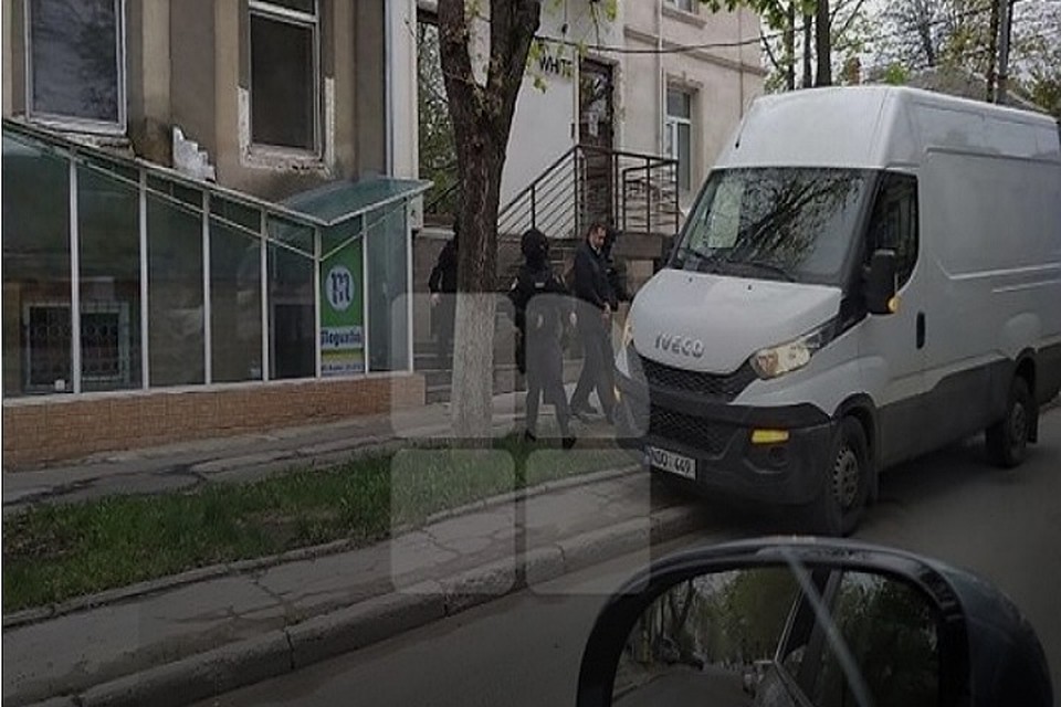 Владимира Филата в сопровождении конвоя сфотографировал случайный прохожий (Фото: publika.md).