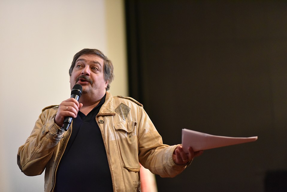 Дмитрий Быков читал текст громко, четко, "медленнее умирающего Брежнева". Фото: Екатерина ИВАНОВА