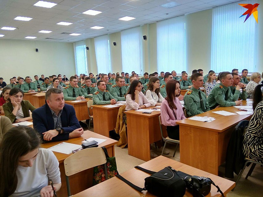 В зале диктанта курсанты заняли большую часть аудитории Фото: Екатерина СЕМЕНОВА