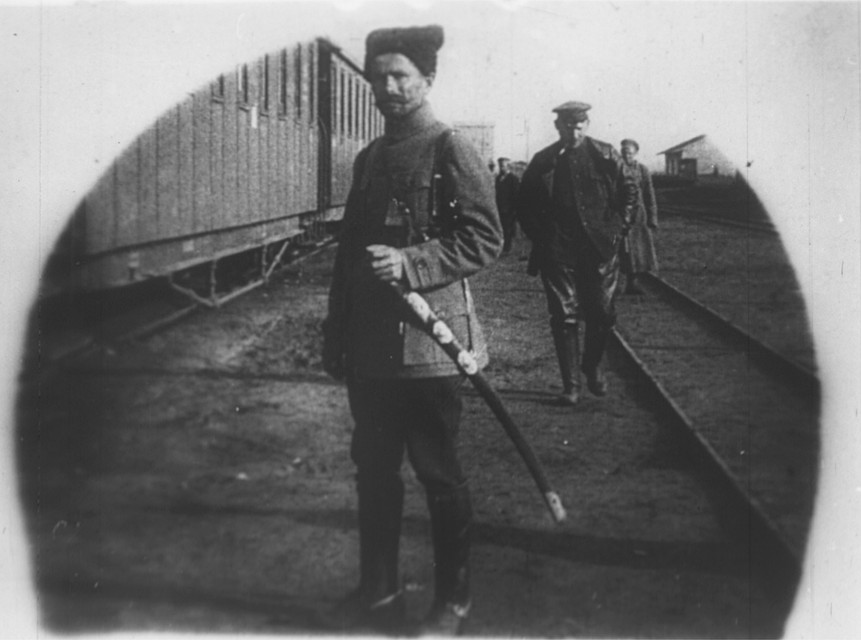 Чапаев и Демьян Бедный сняты у поезда в сентябре 1918 года. Фото: кадр из фильма