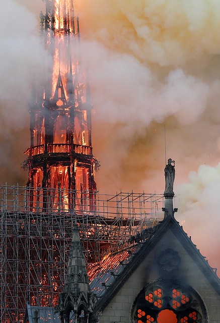 Горящий шпиль Нотр-Дама-де-Пари. Фото: REUTERS
