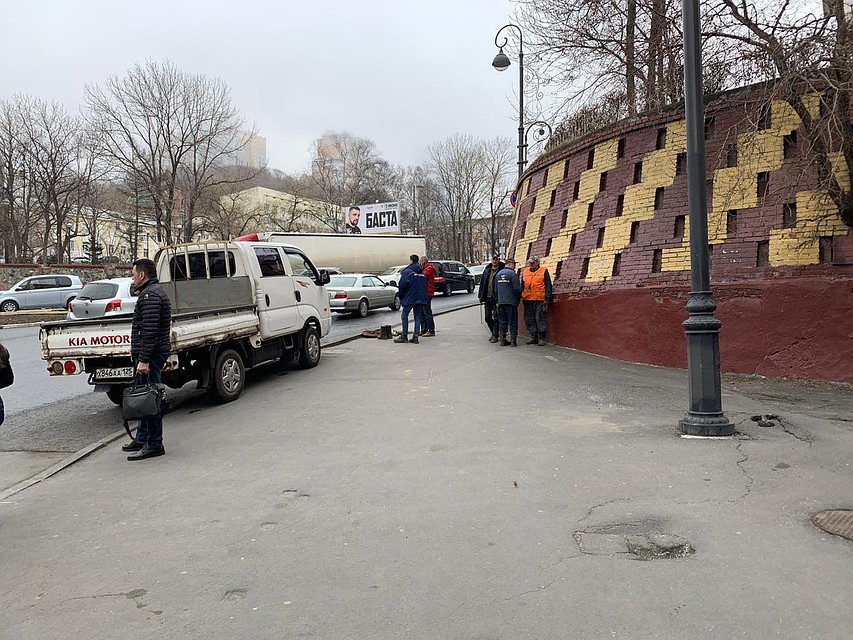 Рабочие сообщили, что теплотрассу прорвало в нескольких местах Фото: Василий ПОЛИКАРПОВ