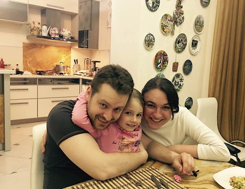 Кузин признается: когда приезжают старшие дети Женя и Даша, они становятся центром внимания для Аришки. Фото: Личный архив