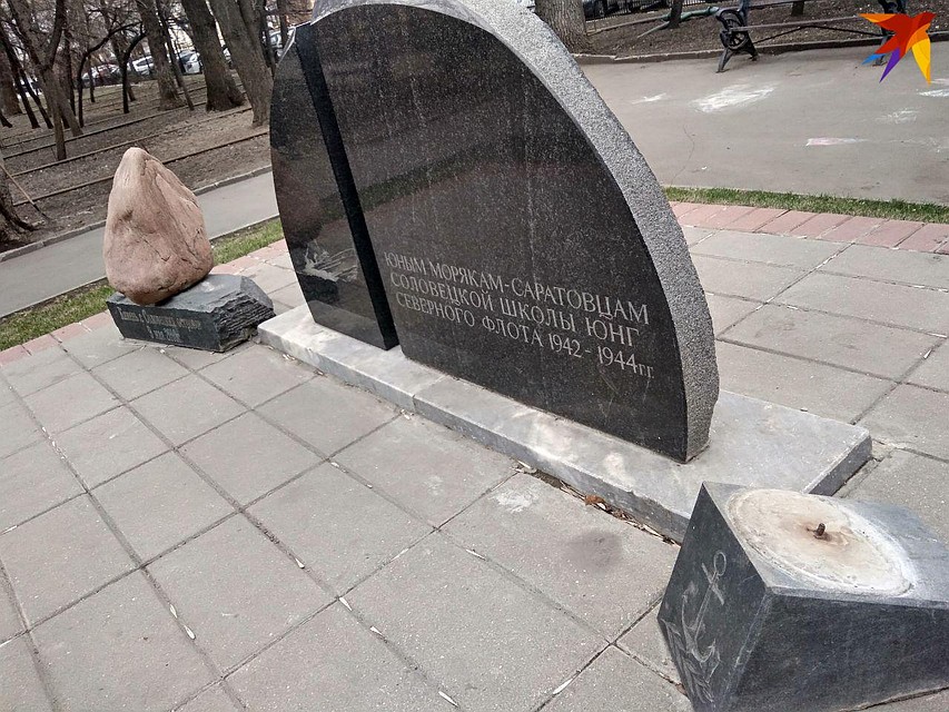 Вандалы сорвали с каменного постамента бескозырку Фото: Екатерина Семенова